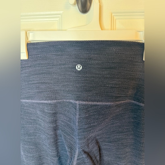 Lululemon Wunder Under WomenPant (Roll
Down) Size 6 - Picture 5 of 6